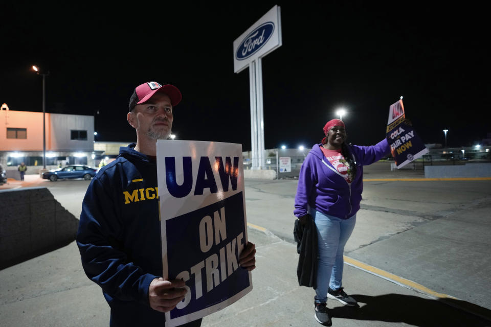 United Auto Workers members Bryan Horvath, left, Ann Hardy picket at Ford's Michigan Assembly Plant in Wayne, Mich., early Friday. (Paul Sancya / AP)