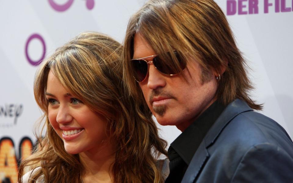 Wehe, wenn sie losgelassen: Ob Country-Star Billy Ray Cyrus vor über zehn Jahren schon ahnte, welche Schlagzeilen seine Tochter Miley (Bild) machen würde? Aber mit seinen Nachwuchssorgen steht er nicht alleine da. Wir blicken auf Promi-Söhne und -Töchter, die einfach nicht aus den Skandal-Schlagzeilen kommen ... (Bild: Miguel Villagran/Getty Images)