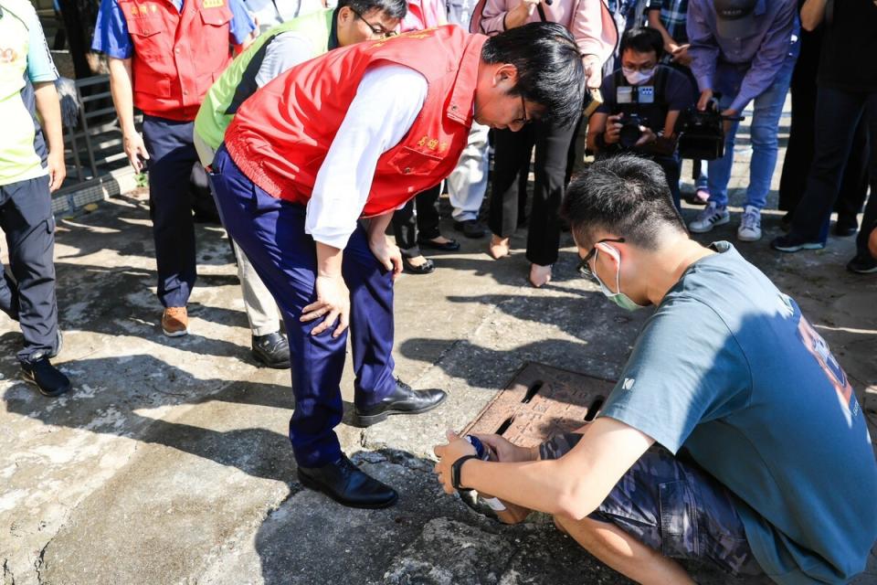 陳其邁(中)關心校園登革熱防疫準備工作。   圖：高雄市教育局提供