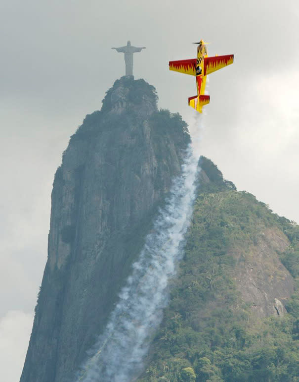 Quand un avion imite le Christ Rédempteur, à Rio. Source : Kolian.net