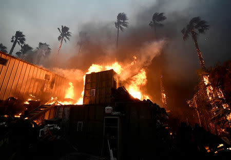 Un hogar envuelto en llamas durante el incendio de Woolsey en Malibú, California, EEUU. 9 de noviembre de 2018. REUTERS/Gene Blevins