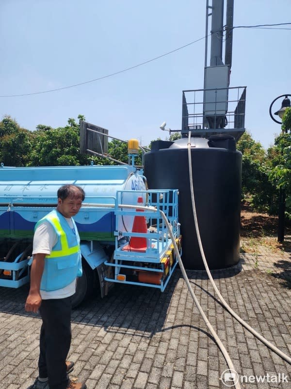 立委陳亭妃接到東山區里長陳情沒有澆灌水，影響範圍遍佈東山區6里的農民，人在高鐵上的她馬上去電請自來水公司處理，迅速調度水車先將各里的集水桶或是集水區加滿應急。   圖：陳亭妃服務處提供