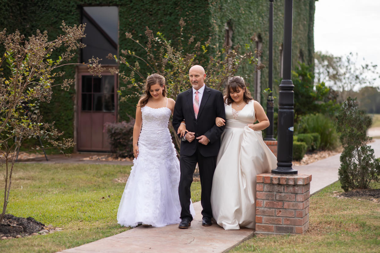 Jason Halbert did not let a terminal illness stop him from performing father-daughter dances with his unwed teen daughters, Kaylee, 18 and Ashley, 16. (Photo: Chubby Cheek Photography)