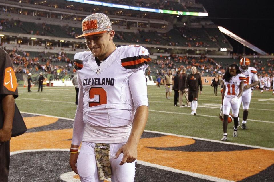 Foto de archivo del 5 de noviembre de 2015 en la que el quarterback Johnny Manziel de los Browns de Cleveland se retira del terreno tras una derrota ante los Bengals de Cincinnati. (AP Foto/Frank Victores, File)