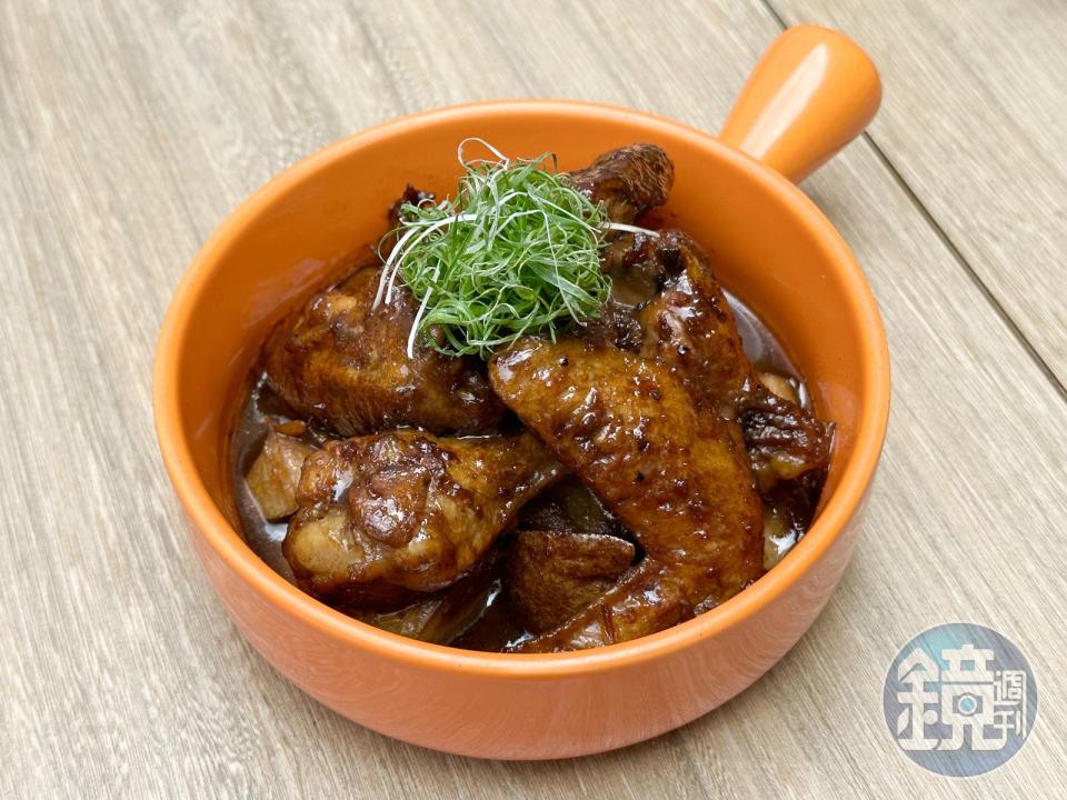 「菲律賓式醬醋燉雞」雞肉柔嫩，醬汁酸甜開胃。