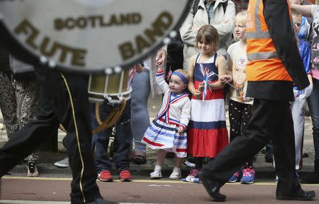 Children look at an Orange Order march during a pro-Union rally in Edinburgh, Scotland September 13, 2014. REUTERS/Paul Hackett