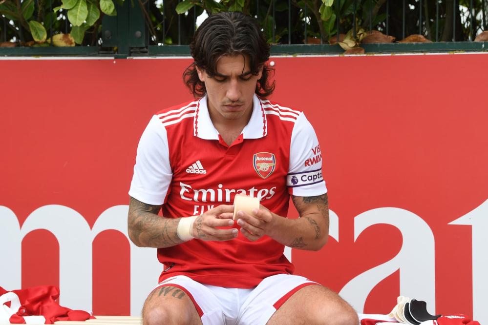 Loving this hairstyle. Hector Bellerin