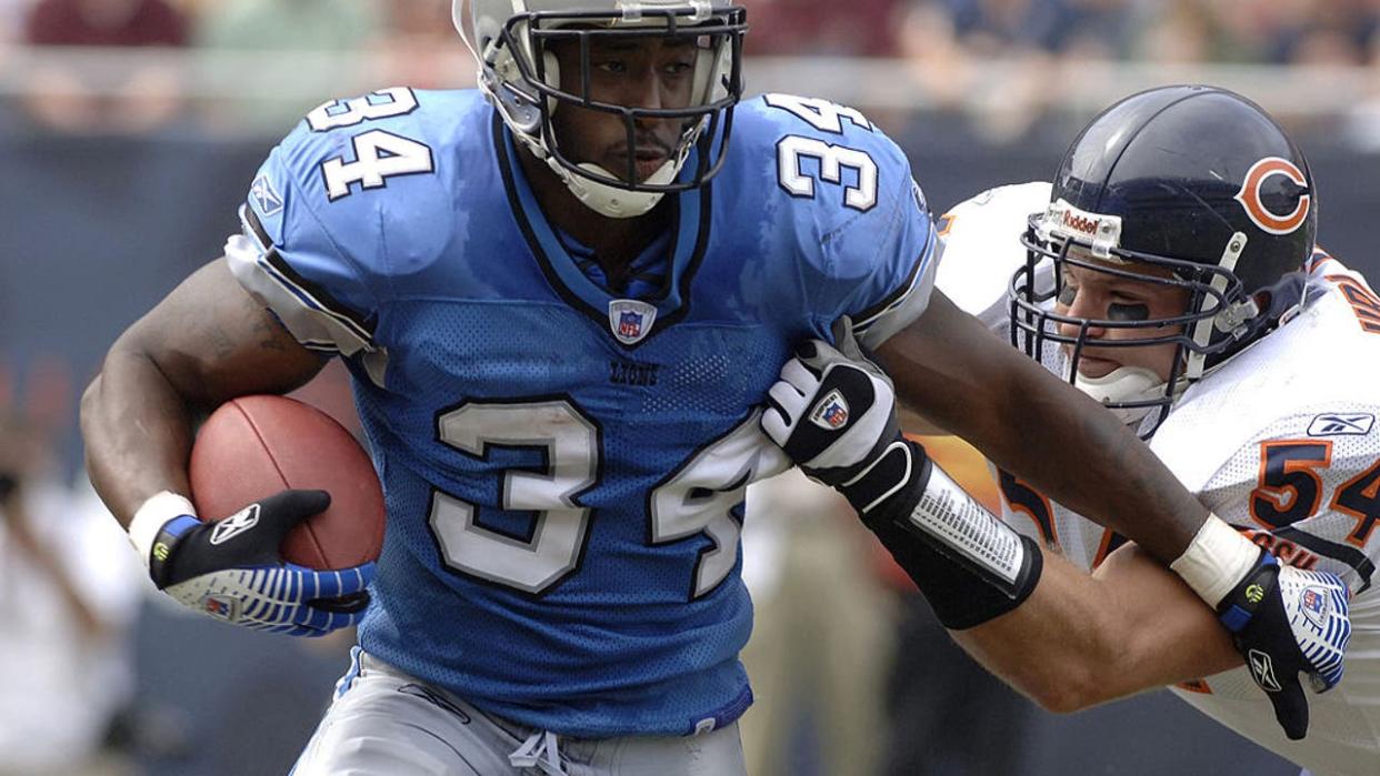 <div>Detroit Lions running back Kevin Jones rushes from Chicago Bears linebacker Brian Urlacher on September 17, 2006 at Soldier Field in Chicago, Illinois. The Bears won 34 - 7. (Photo by Al Messerschmidt/Getty Images)</div>