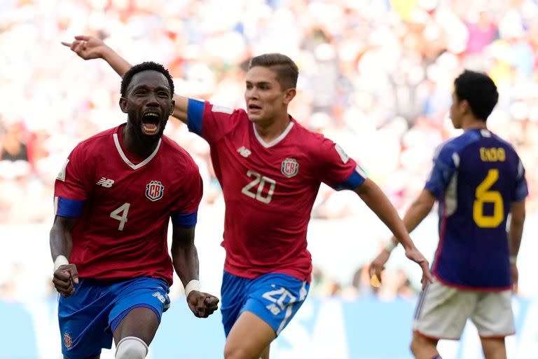 Keysher Fuller festeja su golazo frente a Japón, con el que Costa Rica dio la sorpesa y ganó 1-0, por el Grupo E de Qatar 2022