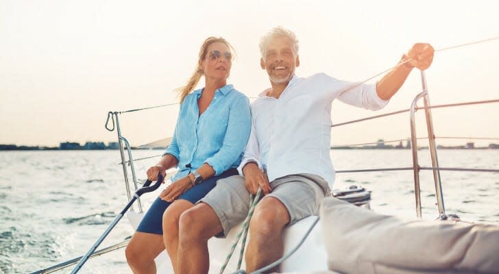 Пара пенсионеров плывет на своей лодке. Состоятельные люди используют различные пенсионные стратегии для защиты своих активов.