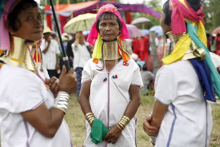 Ethnic Kayan women stand as they wait for Myanmar pro-democracy leader Aung San Suu Kyi to give a speech during her campaign for the upcoming general election, in Demoso, Kayah state September 10, 2015. REUTERS/Soe Zeya Tun