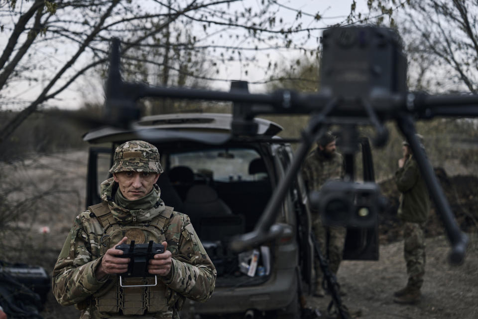 為了有效掌握俄軍動態，隨時給予適時一擊，烏克蘭官兵正操作無人機升空執行偵察任務。(畫面來源：AP)