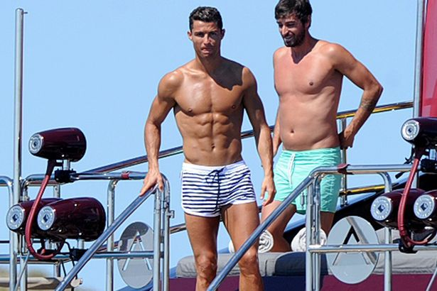 A Cristiano Ronaldo le fascina Ibiza y pasó un buen rato en un yate de lujo junto a unos amigos.