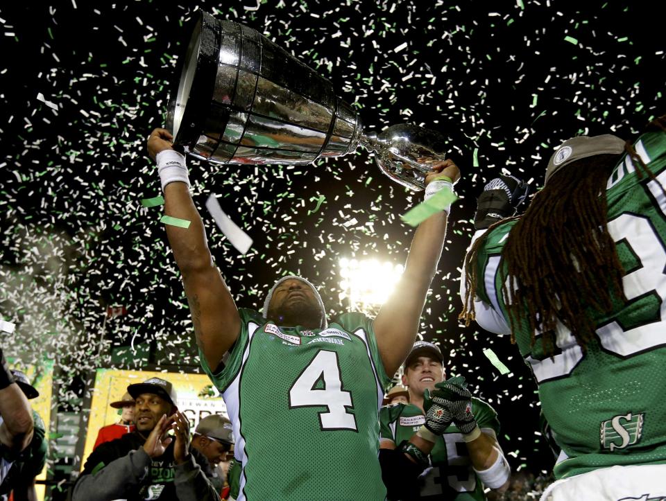 Saskatchewan Roughriders quarterback Darian Durant holds the Grey Cup after his team defeated the Hamilton Tiger Cats in the CFL's 101st Grey Cup championship football game in Regina, Saskatchewan November 24, 2013. REUTERS/Todd Korol (CANADA - Tags: SPORT FOOTBALL)