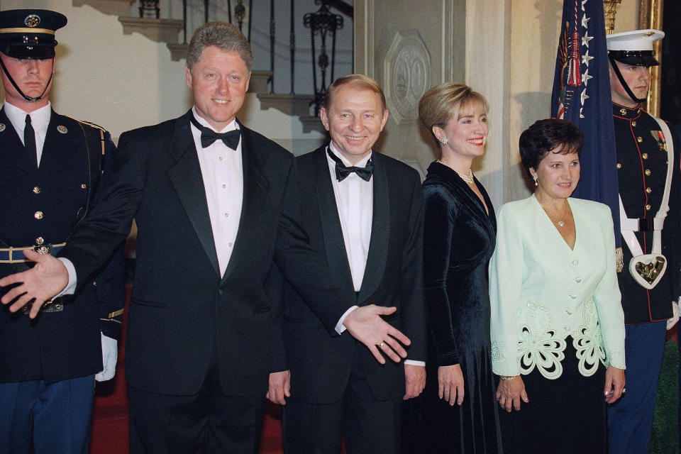 FILE - President Bill Clinton and first lady Hillary Clinton escort Ukraine President Leonid Kuchma and his wife Ludmila Kuchma to a State Dinner at the White House in Washington, Nov. 22, 1994. (AP Photo/Doug Mills, File)