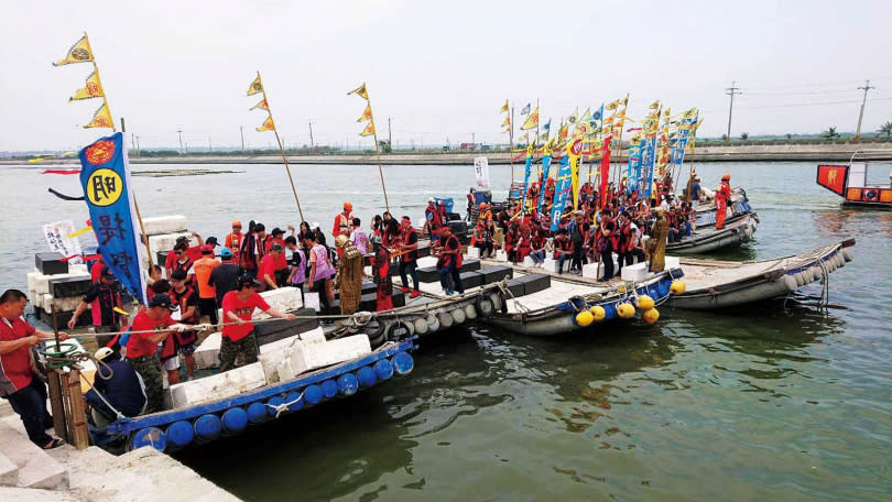 台南鹿耳社區以竹筏模擬戰艦登陸過程。（圖／報系資料照）