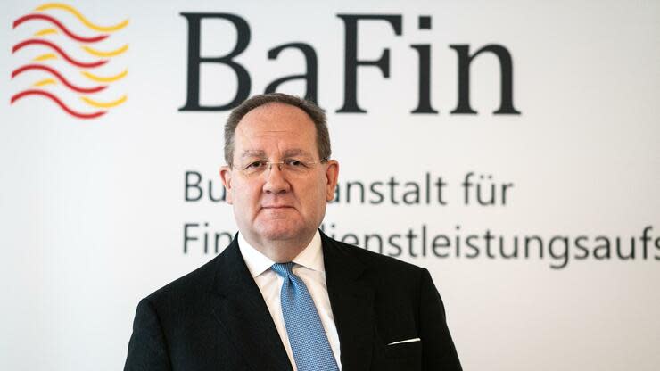 Der Bafin-Chef schaut genau hin. Foto: dpa