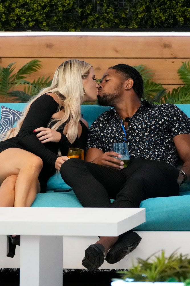 Deb Chubb (left) and Jesse Bray on Season 4, Episode 35, of "Love Island."