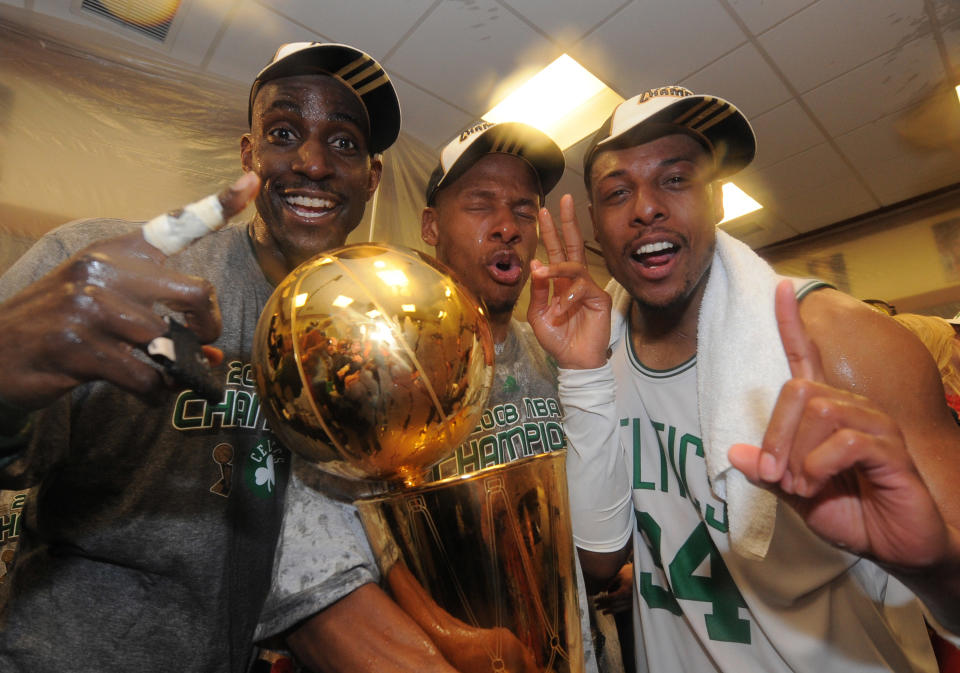 Kevin Garnett, Ray Allen en Paul Pierce na het verslaan van de Lakers in de NBA-finale van 2008.  (Brian Babineau/NBAE via Getty Images)