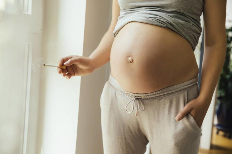 Más de un 30 por ciento de las mujeres fumadoras sigue haciéndolo durante el embarazo. (Foto: Getty)