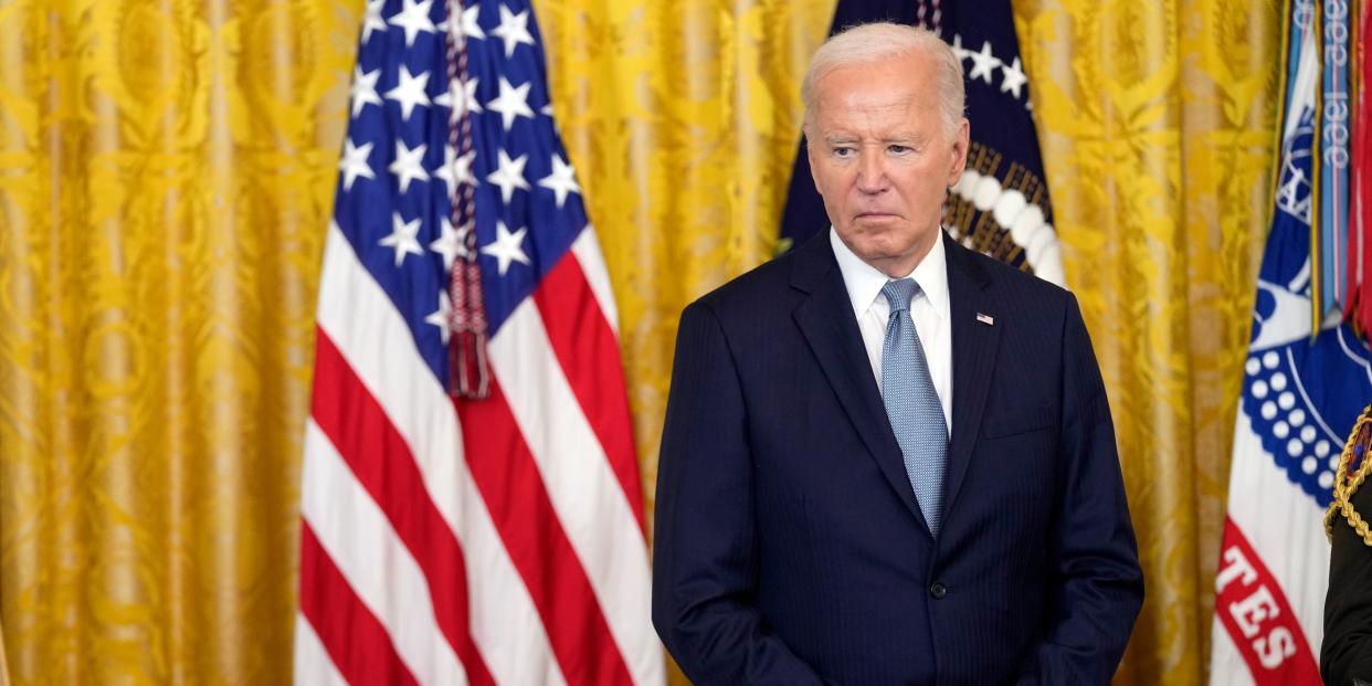 US-Präsident Joe Biden hört zu, als während einer Zeremonie zur Verleihung der Ehrenmedaille im Weißen Haus am 03.07.2024 posthum zwei Gefreite der US-Armee geehrt werden.<span class="copyright">Susan Walsh/AP/dpa</span>