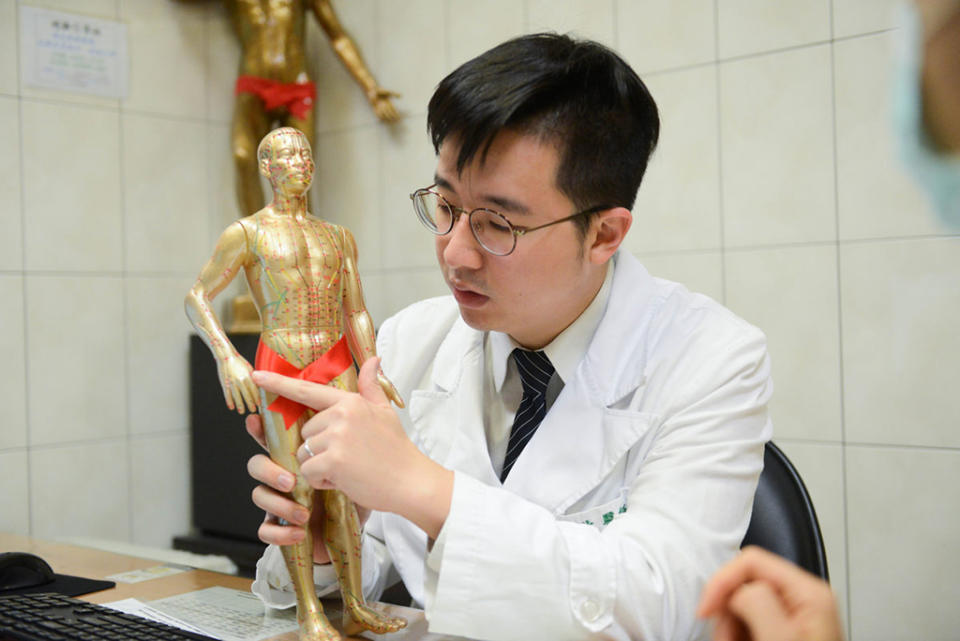 李昌狄醫師說明靈骨大白穴的位置，針灸此穴位改善黃太太手部張力過大、無法舉起的情況。