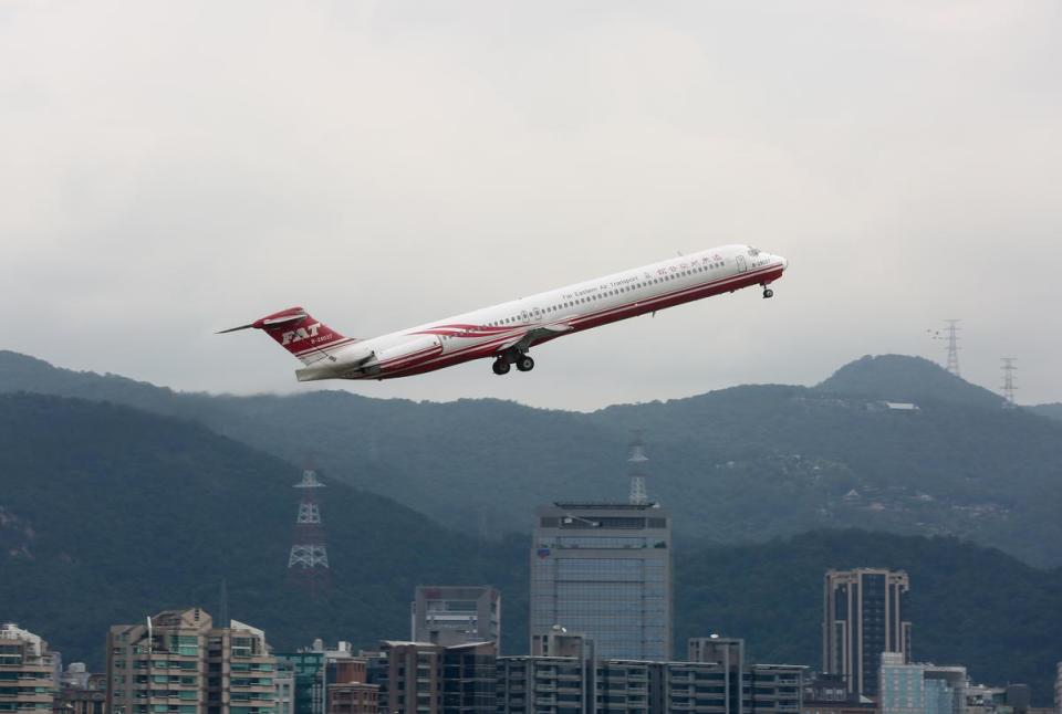 若遠東航空財務問題未解，隨時可能跳票，恐影響飛安，隨時全面停飛。