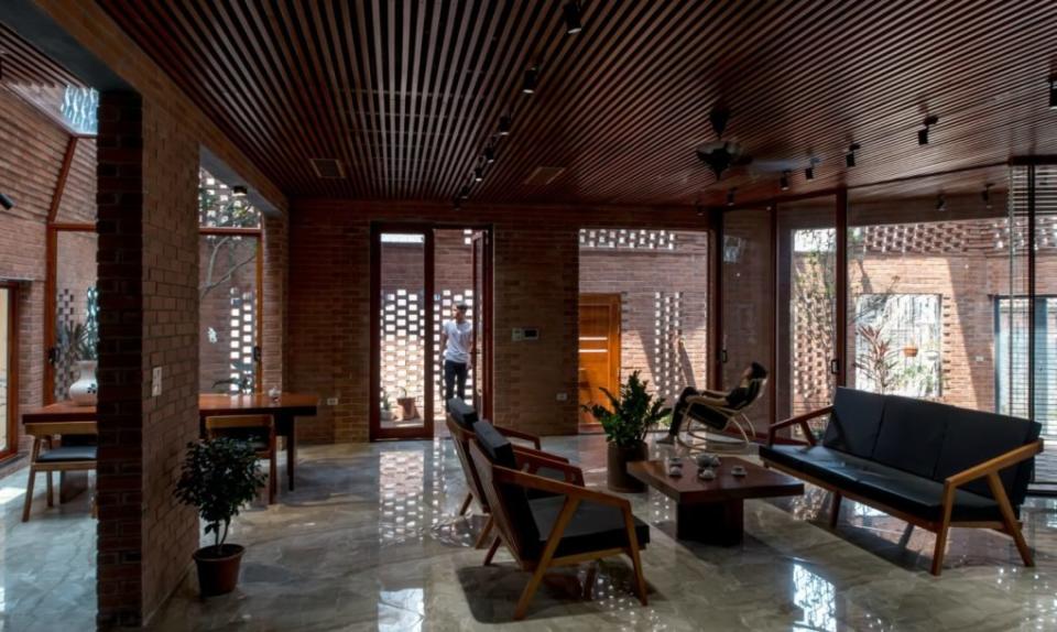 <p>Una de las mayores preocupaciones de los promotores son las habituales inundaciones que asolan Vietnam, por lo que han construido la vivienda con materiales muy resistentes,<br>Foto: H&P Architects </p>