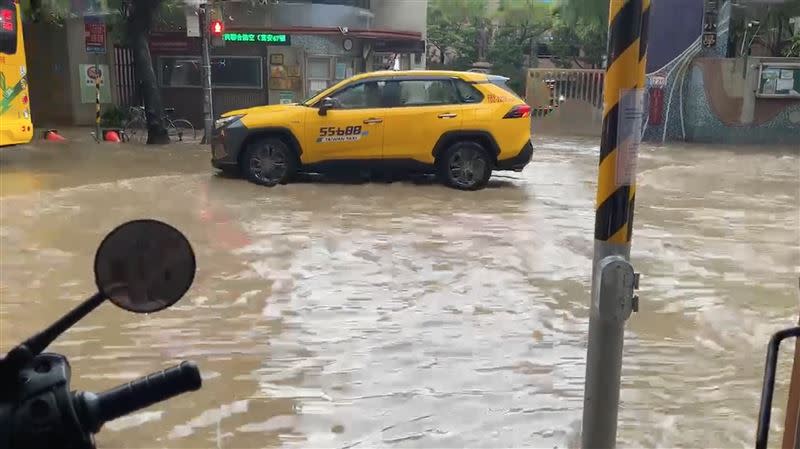 10日午後暴雨讓台北信義區淹水。（圖／翻攝自信義二三事）