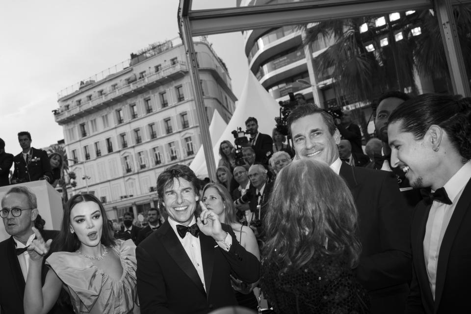 Tom Cruise, segundo de la izquierda, llega al estreno de "Top Gun: Maverick" en el Festival Internacional de Cine de Cannes, en el sur de Francia, el miércoles 18 de mayo de 2022. (Foto AP/Petros Giannakouris)