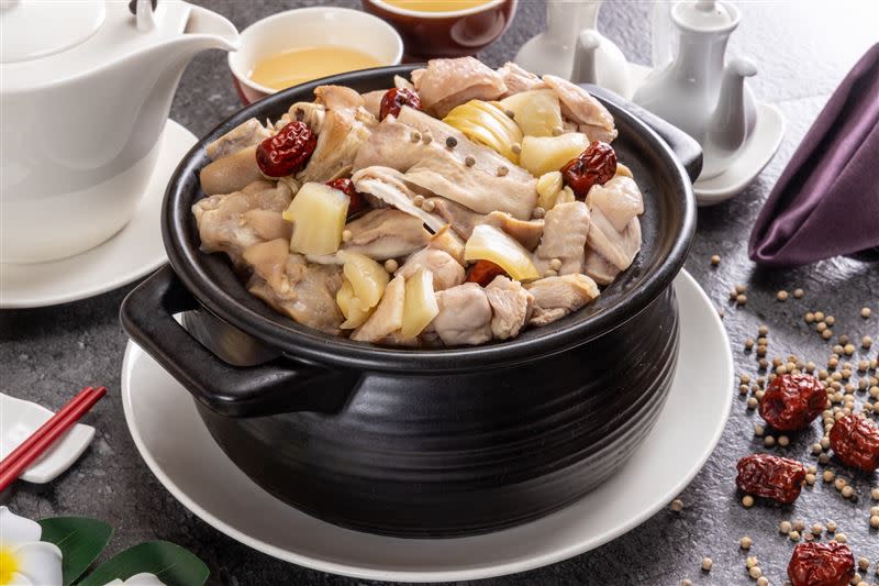 「胡椒肚雞鍋」是廣東省的漢族傳統名菜，辛辣開胃。（圖／飯店旅宿業者提供）