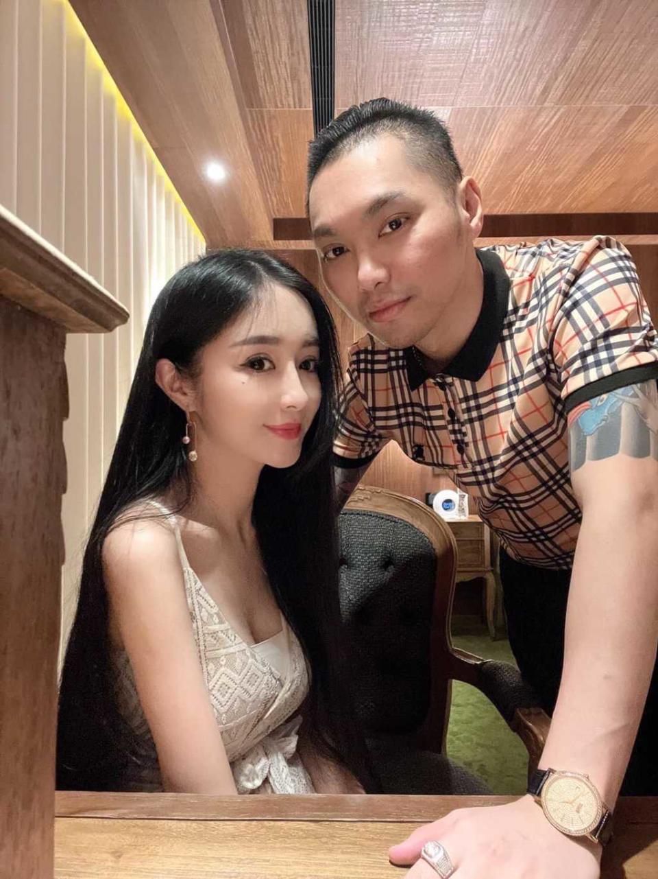 連千毅和老婆娜美貼臉合影，互動就像對老夫老妻般。(圖/連千毅 FB)