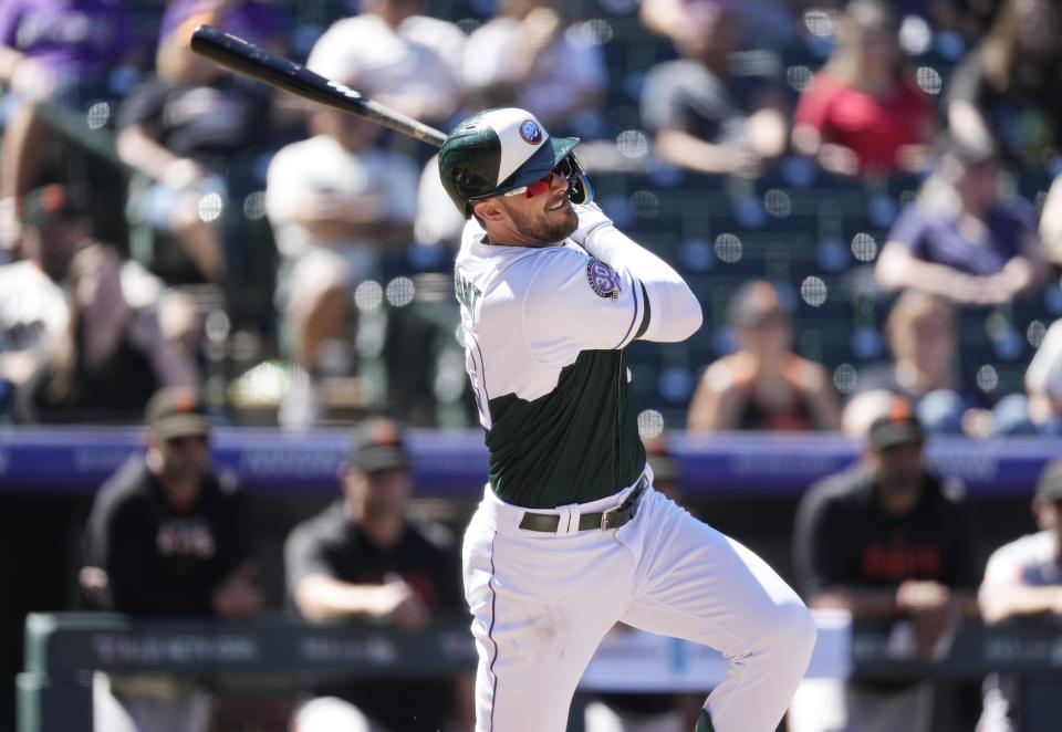 Kris Bryant de los Rockies de Colorado le da seguimiento a su sencillo remolcador frente al relevista de los Gigantes de San Francisco Ryan Walker en la quinta entrada del primer duelo de la doble cartelera el sábado 16 de septiembre del 2023. (AP Foto/David Zalubowski)