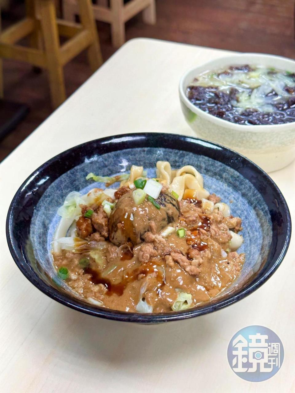 吃「混蛋麵」之前，要先把皮蛋弄碎，再跟醬料和麵條一起拌勻，味道更融合有層次。（90元／小碗）