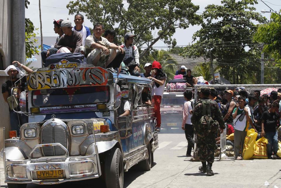 Residents arrive at Fort Pilar after they were forced to evacuate their village due to fighting between government soldiers and Muslim rebels from the Moro National Liberation Front (MNLF) in Zamboanga, city in southern Philippines September 13, 2013. Local government officials said evacuees have reached to about 20,000 people, as a government stand-off with the MNLF seeking an independent state reaches its fifth day. REUTERS/Erik De Castro (PHILIPPINES - Tags: CIVIL UNREST CONFLICT POLITICS)