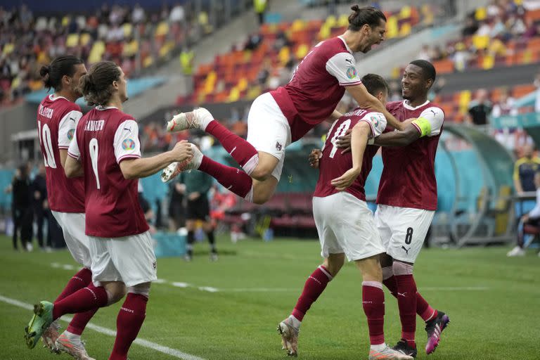 Christoph Baumgartner (9) festeja tras anotar el gol con el que Austria derrotó 1-0 a Ucrania y se clasificó a los 8vos de final de la Euro 2020.