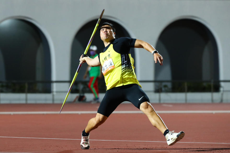 110年全國運動會19日晚間進行田徑男子組擲標槍決賽，代表高雄市出征的好手黃士峰擲出78.18公尺佳績，拿下金牌。(中央社)