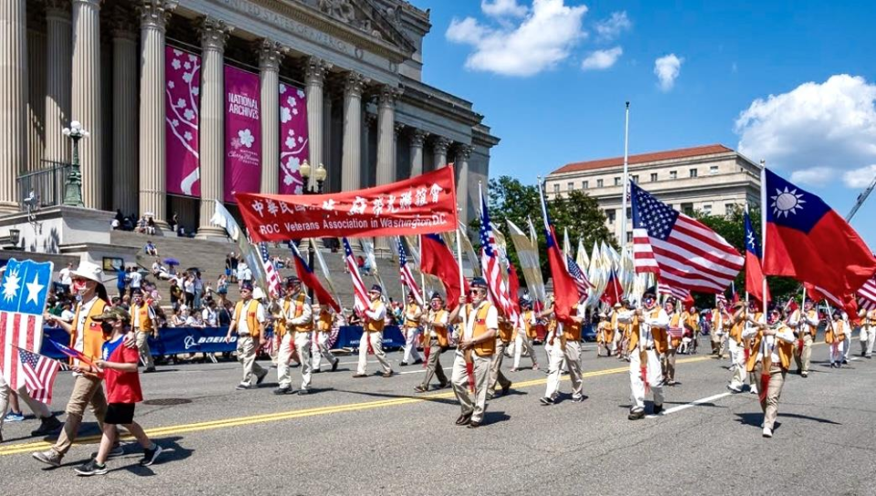 中美國旗隊通過美國國家檔案局。（記者王稚融╱攝影）