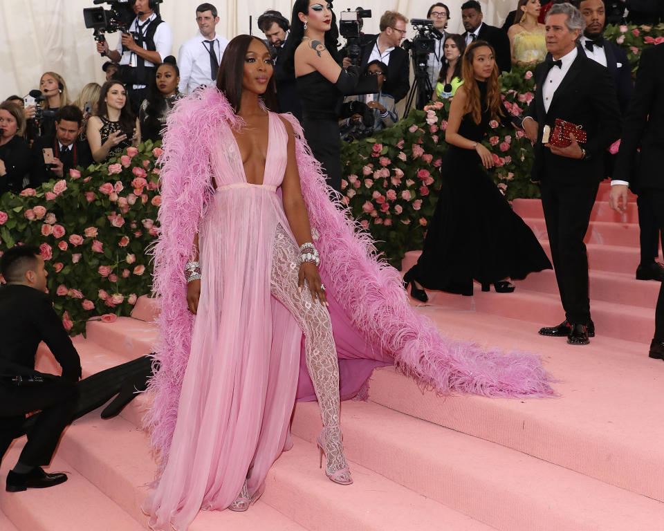 Naomi Campbell hizo su aparición estelar posando ante la prensa de la Gala MET Getty Images