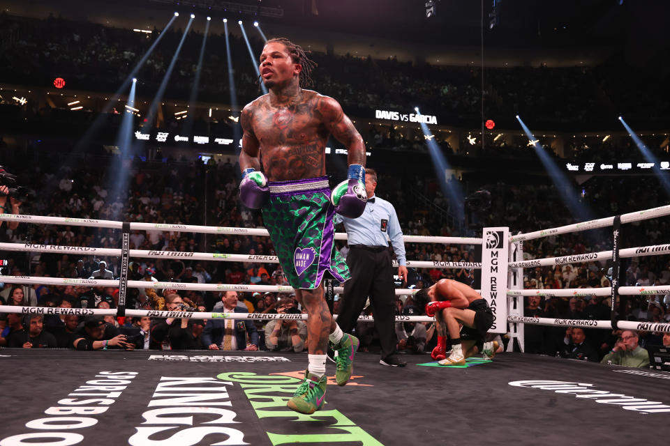 Gervonta Davis (izquierda) reacciona después de derrotar a Ryan García por nocaut en el séptimo asalto durante su muy esperada pelea en el T-Mobile Arena de Las Vegas el 22 de abril de 2023 en Las Vegas, Nevada.  (Foto de Al Bello/Getty Images)