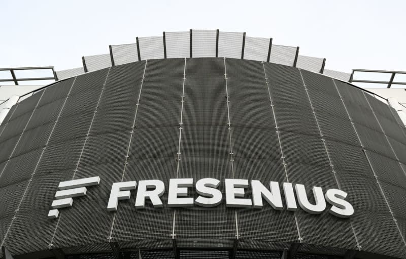 The lettering "Fresenius" is emblazoned on the corporate headquarters of Fresenius SE & Co. KGaA. Fresenius Medical Care presents its financial figures for 2023 on 20 February 2024. Arne Dedert/dpa