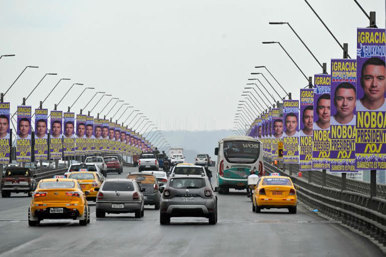 Carteles proselitistas inundan Guayaquil, en Ecuador. (Rodrigo BUENDIA / AFP)