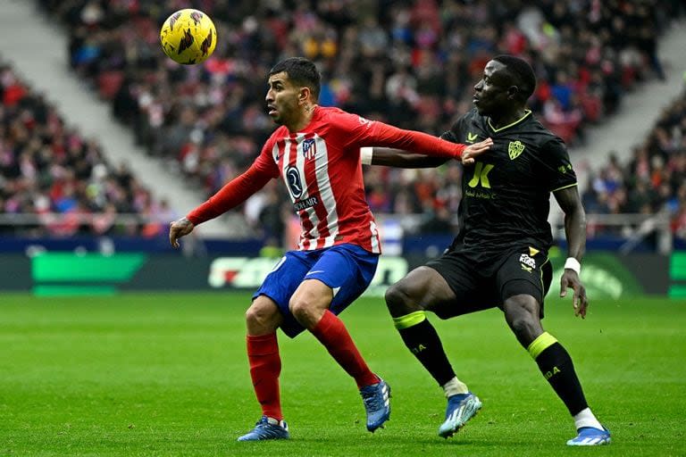 Ángel Correa se lleva la pelota ante Dion Lopy, de Almeria 