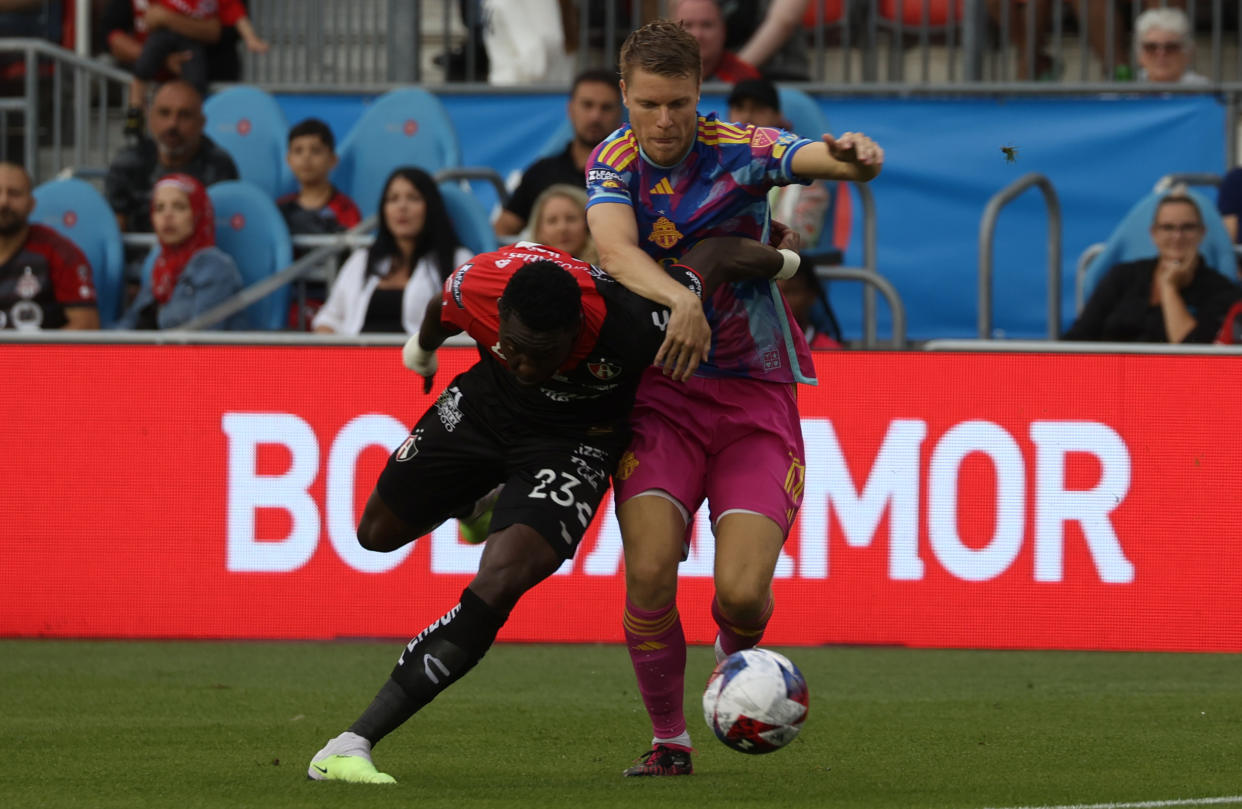 Jordy Caicedo disparó al arco a pesar de tener la marca de su rival encima (Foto de: Mert Alper Dervis/Anadolu Agency via Getty Images)