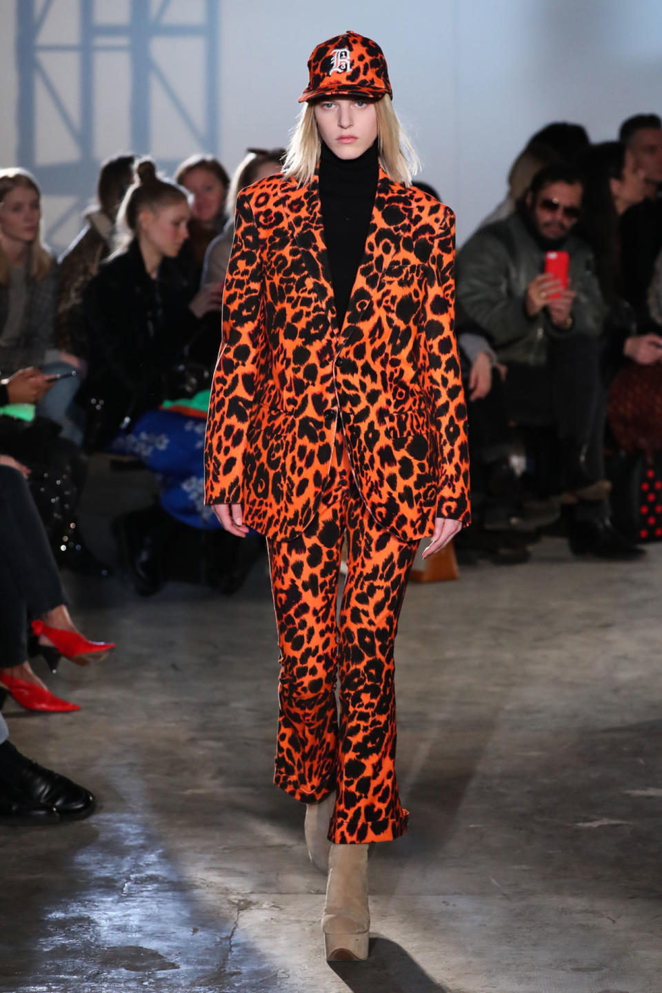 <p>Ein Model trägt bei der R13 Herbst 2018 Modenschau einen orangefarbenen Hosenanzug mit Leopardenmuster und dazu Ugg Plateau-Absatzschuhe. (Bild: Getty) </p>