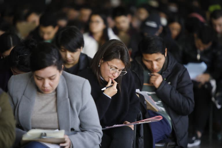 Alrededor de 5600 personas rindieron hoy el examen de residentes de medicina en La Rural. 
