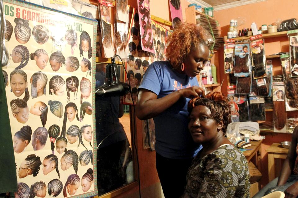 Así luce por dentro la peluquería del pueblo. REUTERS/Thomas Mukoya