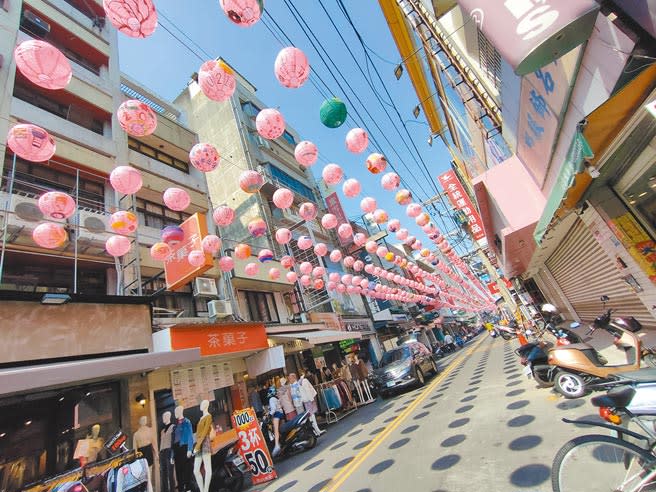 從員林火車站、到光明街、三民街、一直到中正路，串聯起號稱全台最長，綿延將近1公里的燈籠天幕，整個員林街道佈滿燈籠，讓市民沉浸在濃濃的元宵節氣息裡。（吳建輝攝）