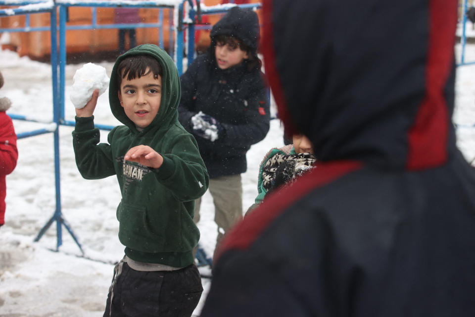 Las fotos tiernas de la frontera de Polonia: niños jugando con la nieve