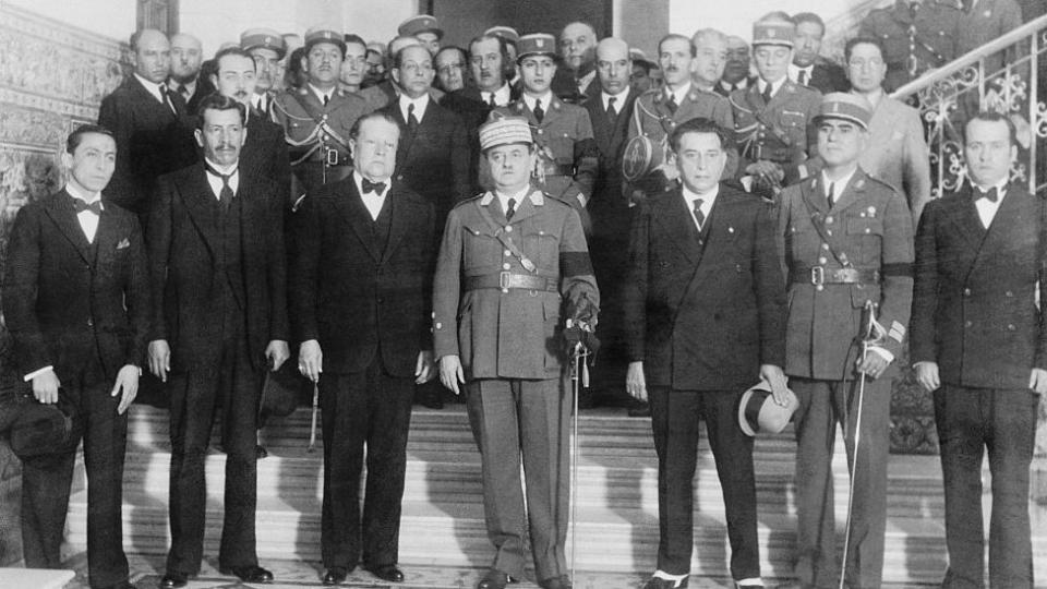 Miembros del gobierno peruano en el funeral de Sanchez Cerro.